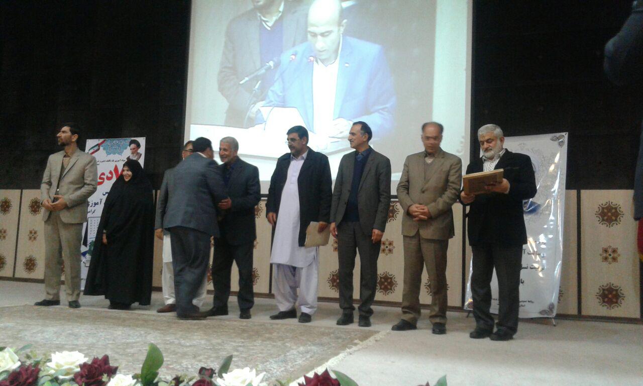 دانش آشتیانی: در نظام آموزشی پرورش باید بر آموزش غلبه كند دانش آشتیانی: در نظام آموزشی پرورش باید بر آموزش غلبه كند