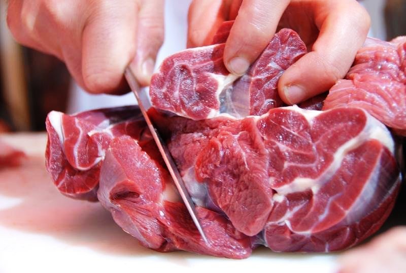 250 تن گوشت قرمز منجمد براي تنظيم قيمت در استان سمنان عرضه مي شود