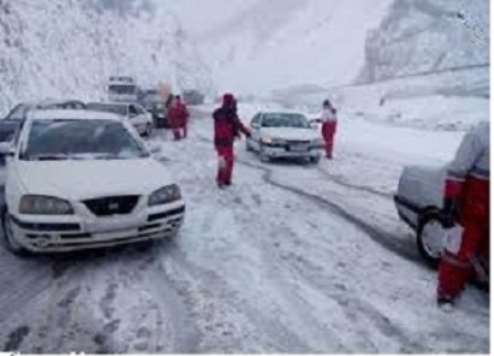 بارش برف گردنه چري و شاه منصوري شهرستان كوهرنگ را مسدود كرد