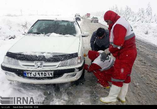 کمک‌رسانی هلال احمر کرمانشاه به سرنشینان ۱۷۶ دستگاه خودرو در برف و کولاک