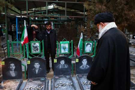 قائد الثورة الاسلامیة یزور مرقد الامام الخمینی (رض) وقبور الشهداء قائد الثورة الاسلامیة یزور مرقد الامام الخمینی (رض) وقبور الشهداء