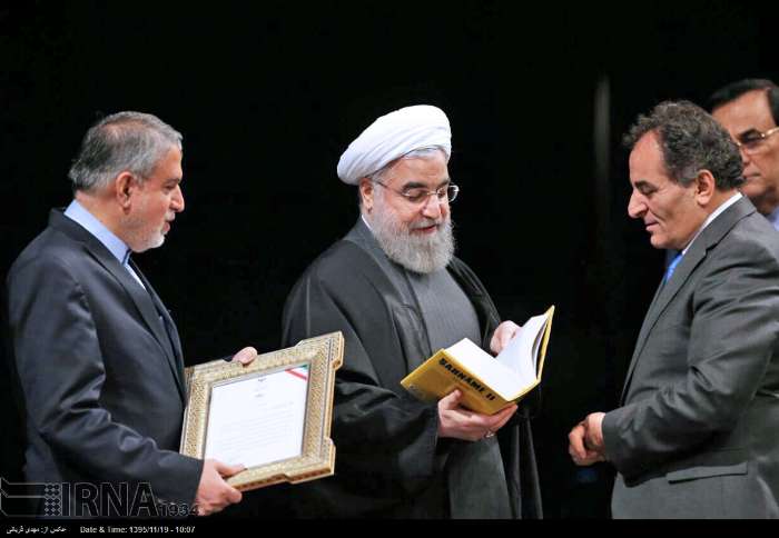 الرئیس روحانی یكرم الفائزین بجائزة كتاب العام فی ایران الرئیس روحانی یكرم الفائزین بجائزة كتاب العام فی ایران