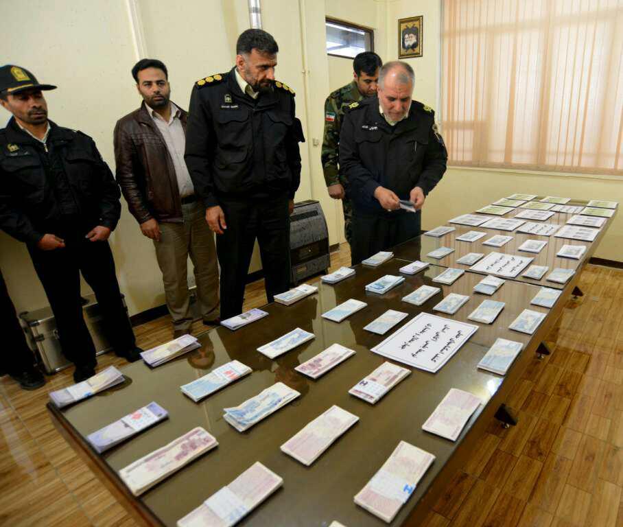 دستگیری باند توزیع اسكناس های تقلبی در چهارمحال و بختیاری دستگیری باند توزیع اسكناس های تقلبی در چهارمحال و بختیاری