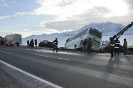 21 مصدوم حادثه واژگوني اتوبوس در جاده سلفچگان اراك امدادرساني شدند