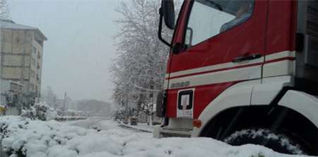 آمادگي آتش نشانان 12 ايستگاه رشت براي امدادرساني در برف