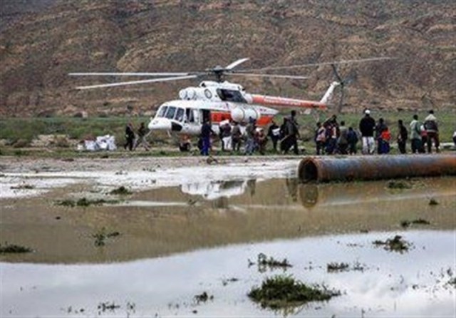 نجات دامداران محاصره شده در سیل‌ دشتی بوشهر با بالگرد