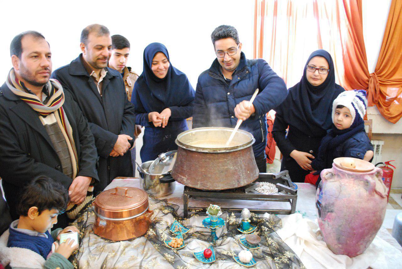 برپايي مراسم كهن هليم پزان در اقليد - ایرنا