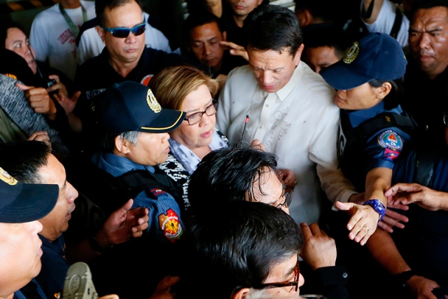 وزیر سابق دادگستری فیلیپین به اتهام همكاری با قاچاقچیان مواد مخدر دستگیر شد