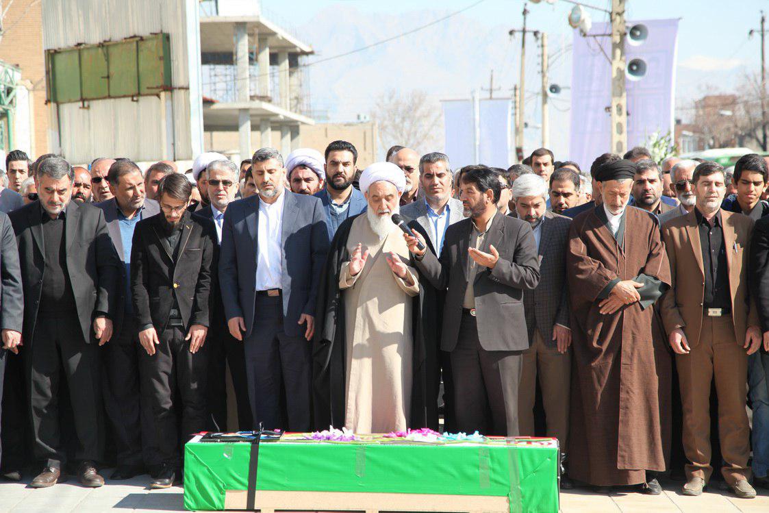 پیكر مرحوم احمد عزیزی شاعر متعهد و انقلابی در كرمانشاه آرام گرفت