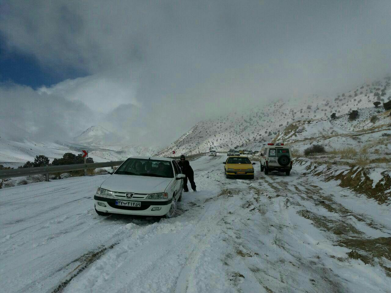 امداد رساني هلال احمر سمنان به 240 مسافر گرفتار در برف وكولاك