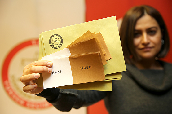 رای گیری همه پرسی قانون اساسی تركیه در اروپا آغاز شد