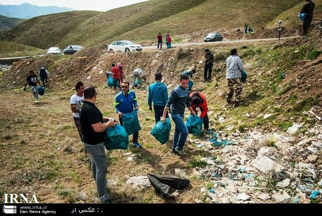 دوستداران محيط زيست براي پاكسازي محيط درياچه مهارلو آستين بالا مي زنند