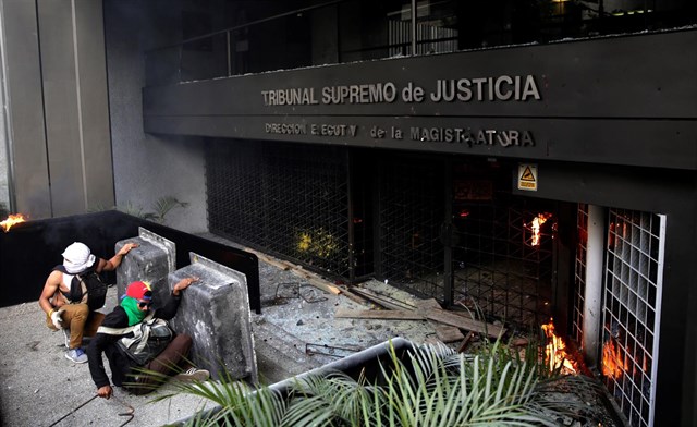 تظاهر كنندگان مخالف دولت ونزوئلا به مقر دیوان عالی دركاراكاس حمله كردند