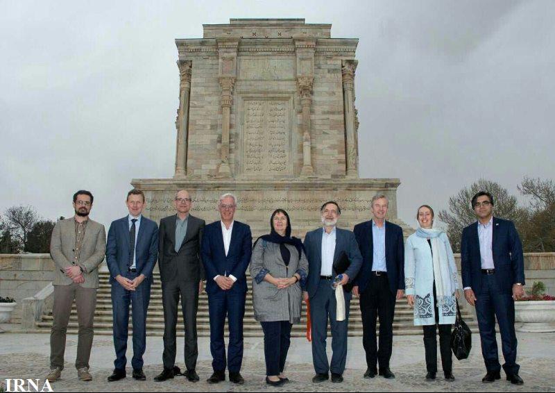 شگفتی سفیر هلند از معماری آرامگاه فردوسی شگفتی سفیر هلند از معماری آرامگاه فردوسی