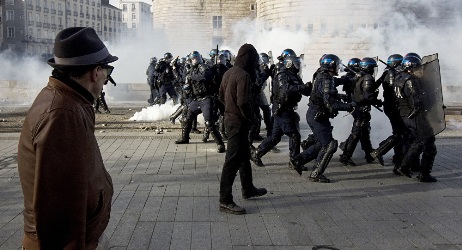 درگيري مخالفان لوپن با پليس فرانسه