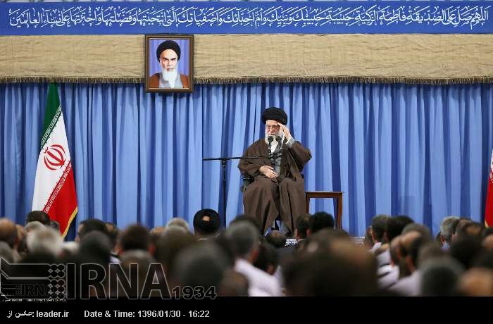 Ayetullah Hamenei: Ülkenin önceliği ekonomik gelişmedir Ayetullah Hamenei: Ülkenin önceliği ekonomik gelişmedir