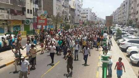 فراخوان تحصن اهالي عدن در اعتراض به تصميم گيري هاي اخير هادي صادر شد