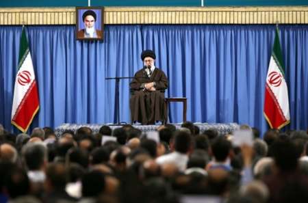 قائد الثورة الاسلامية يستقبل حشدا من المعلمين قائد الثورة الاسلامية يستقبل حشدا من المعلمين