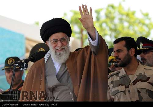 Ceremonia de graduación de cadetes en presencia del Líder Supremo
Teherán - IRNA- La ceremonia de graduación de los cadetes de la Universidad Imam Hossein (pb) se celebró  con la presencia del Comandante en Jefe de la Revolución Islámica, el Ayatolá Jamenei.9408**