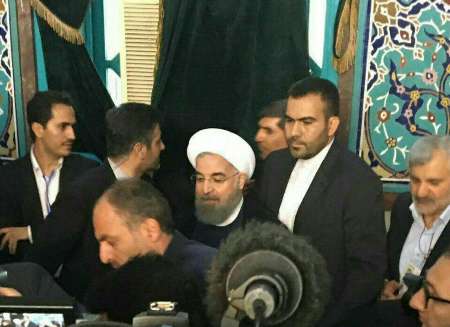 المرشح الرئاسی حسن روحانی یدلی بصوته فی الانتخابات المرشح الرئاسی حسن روحانی یدلی بصوته فی الانتخابات