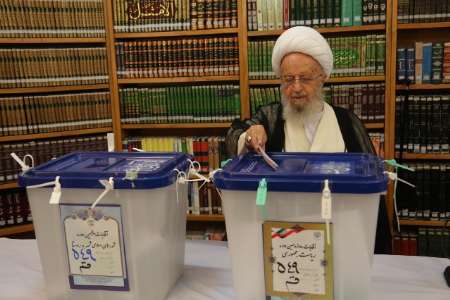 آية الله مكارم شيرازي: علي جميع فئات الشعب أن يشاركوا في عملية الإقتراع آية الله مكارم شيرازي: علي جميع فئات الشعب أن يشاركوا في عملية الإقتراع