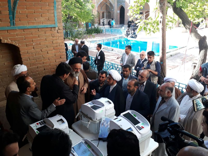 نماینده ولی فقیه در استان كردستان رای خود را به صندوق انداخت