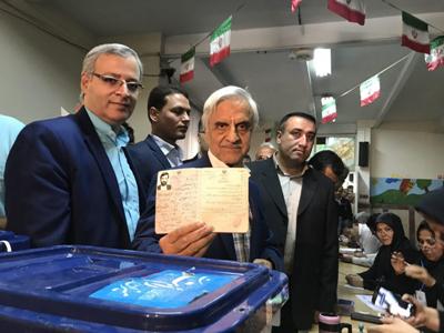 المرشح الرئاسي مصطفي هاشمي طبا يدلي بصوته في الانتخابات المرشح الرئاسي مصطفي هاشمي طبا يدلي بصوته في الانتخابات