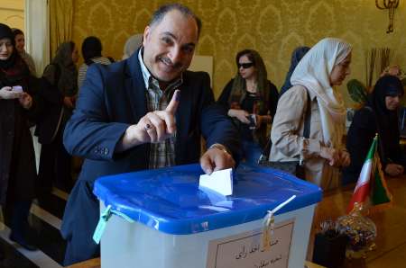 السفارة الايرانية في ايطاليا تستقبل الناخبين الايرانيين للانتخابات الرئاسية السفارة الايرانية في ايطاليا تستقبل الناخبين الايرانيين للانتخابات الرئاسية