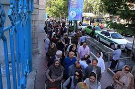 مراسل صحيفة نيويورك تايمز الأمريكية: طوابير طويلة لم أشهدها منذ 15 عاماً مراسل صحيفة نيويورك تايمز الأمريكية: طوابير طويلة لم أشهدها منذ 15 عاماً