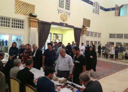 الإيرانيون المقيمون في سلطنة عمان يشاركون بكثافة في الإنتخابات الرئاسية الإيرانيون المقيمون في سلطنة عمان يشاركون بكثافة في الإنتخابات الرئاسية