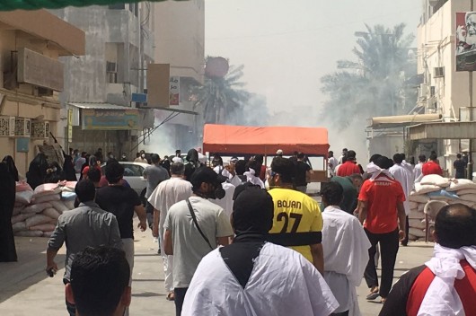 استشهاد بحريني سادس نتيجة اختناقه بالغازات السامة في بلدة الجفير استشهاد بحريني سادس نتيجة اختناقه بالغازات السامة في بلدة الجفير