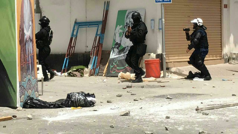 النظام البحريني يرفض الكشف عن مصير عشرات المعتقلين بعد هجومه الدموي علي ساحة الفداء النظام البحريني يرفض الكشف عن مصير عشرات المعتقلين بعد هجومه الدموي علي ساحة الفداء