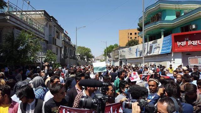 تظاهرات اعتراض آمیز مردم در كابل به درگیری با پلیس انجامید