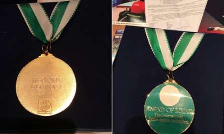 Ehrenmedaille von ITTF für einen iranischen Sportbehörden Ehrenmedaille von ITTF für einen iranischen Sportbehörden