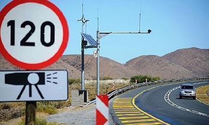 حداكثر سرعت مجاز در آزاد راه ها 120 و حداقل 70 كيلومتر است