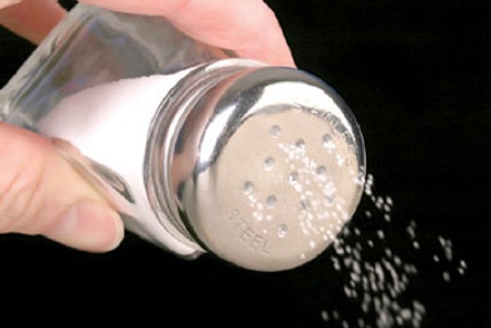 مصرف زياد نمك زمينه ابتلا به فشار خون را افزايش مي دهد