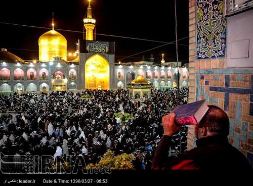 Los rituales de la vigilia en el 19º día del mes de Ramadán en Laylat al-Qadr (Noche del Destino) celebrados  en el santuario de Imam Reza en la ciudad de Mashhad. Esta práctica se conoce como Ehyaa (que literalmente significa "renacimiento") **9391