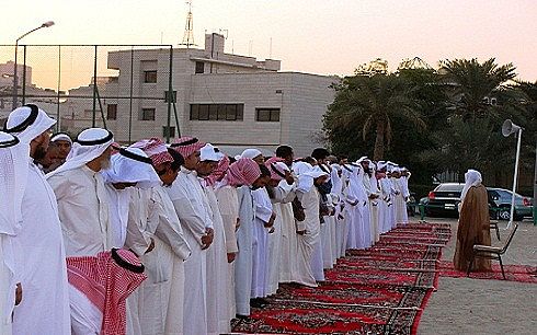 شيعيان كويت نماز عيد سعيد فطر را اقامه كردند