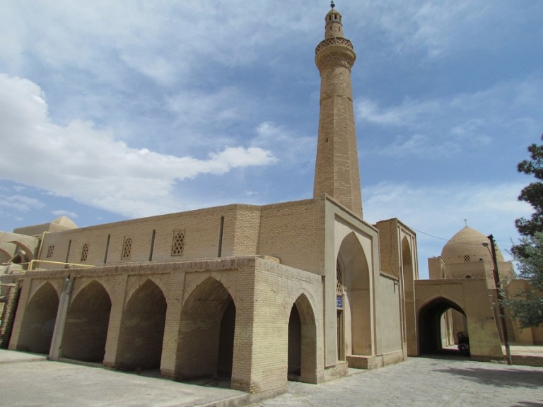 بدنه ها و ستون هاي مسجد جامع نايين مرمت شد