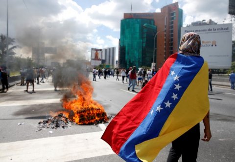 یورش جمعی از حامیان دولت ونزوئلا به ساختمان كنگره