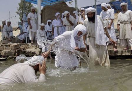 Sabier taufen im Fluss Karun in der Provinz Chuzestan Sabier taufen im Fluss Karun in der Provinz Chuzestan