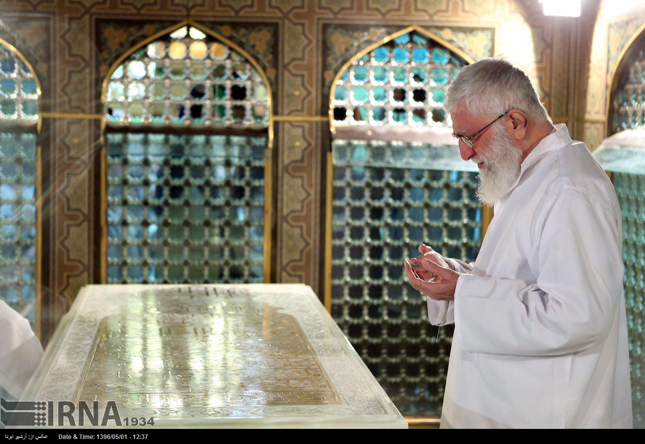 امام رضا (ع) کے روضے کو غسل دینے کی نورانی تقریب، آیت اللہ خامنہ ای کی شرکت امام رضا (ع) کے روضے کو غسل دینے کی نورانی تقریب، آیت اللہ خامنہ ای کی شرکت