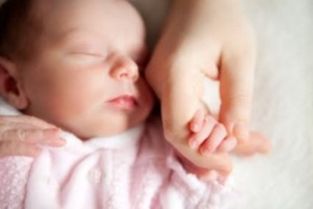 شیر مادر به همراه تغذیه تكمیلی باید تا 2 سالگی به نوزاد داده شود