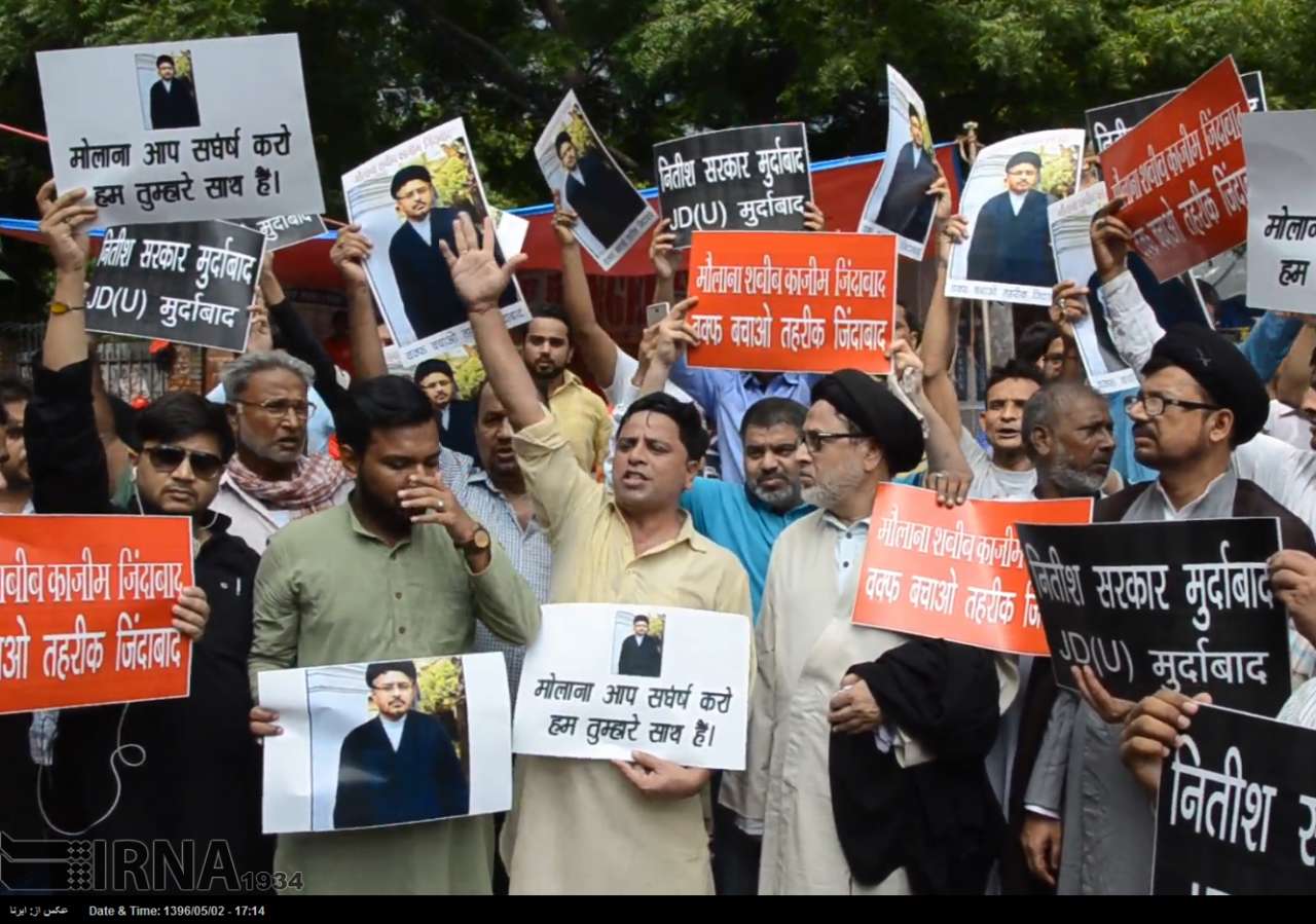 هند - اعتراض مسلمانان درپي حمله پليس به امام جماعت شيعيان