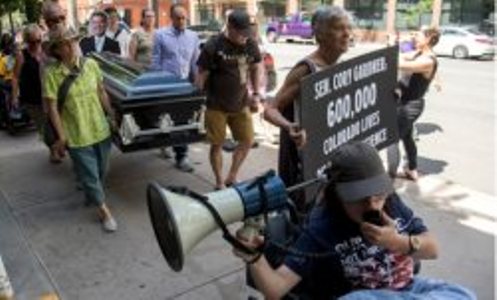 تظاهرات در كلورادو علیه سناتور حامی بیمه درمانی ترامپ
