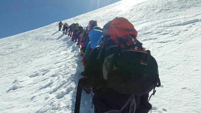 قله كازبك گرجستان زیر پای بانوان مازندرانی