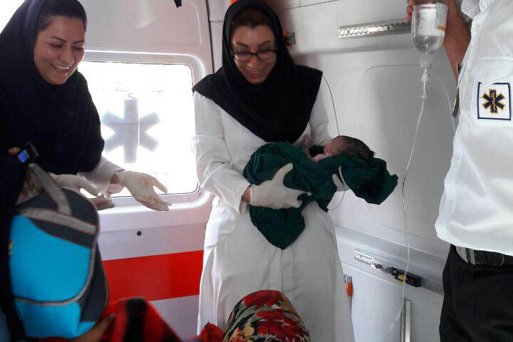 خانم باردار صائين قلعه اي نوزاد خود را در آمبولانس به دنيا آورد - ایرنا