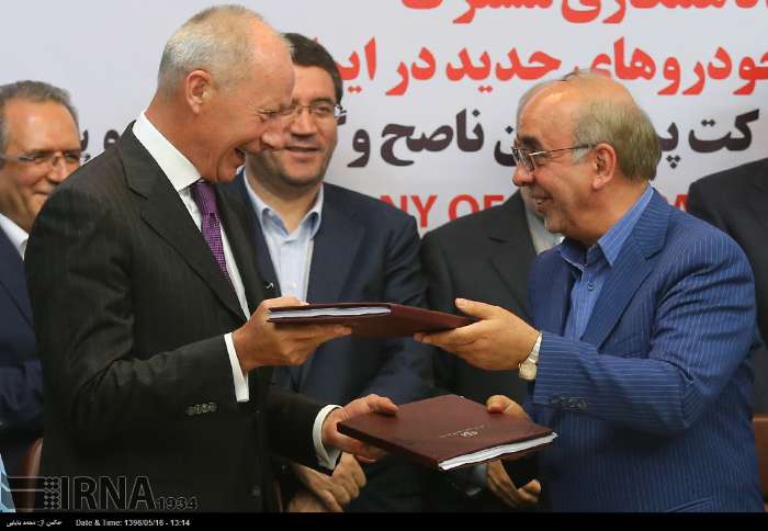 معاون وزیرصنعت:خودروی مشترك ایران- رنو سال آینده وارد بازار می شود معاون وزیرصنعت:خودروی مشترك ایران- رنو سال آینده وارد بازار می شود