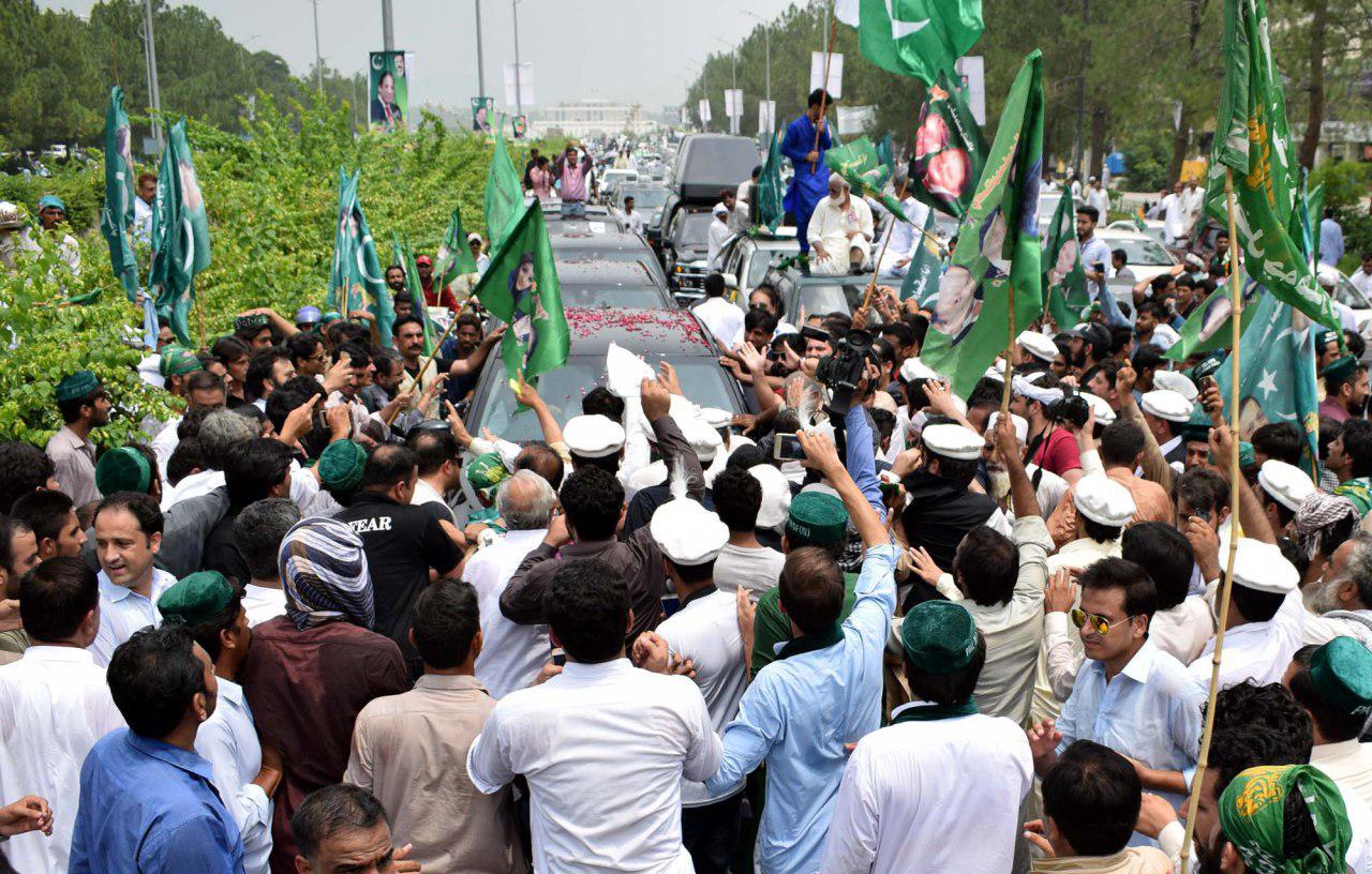 Pak ex-PM caravan in Lahore as opposition plans own rallies Pak ex-PM caravan in Lahore as opposition plans own rallies
