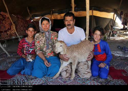 Los pueblos nómadas de Kermanj en la provincial iraní de Jorasán del Norte que empiezan a desplazarse a finales de octubre desde la provincia de Golestan hacia Jorasán del norte en busca de mejores sierras para ganadería**9391